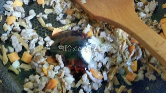 然后放入盐适量，蚝油适量翻炒