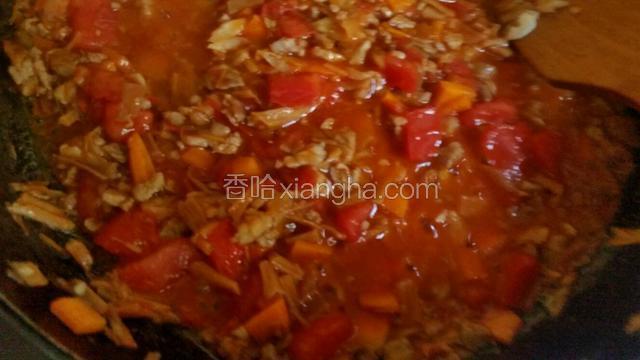再放入番茄沙司继续翻炒