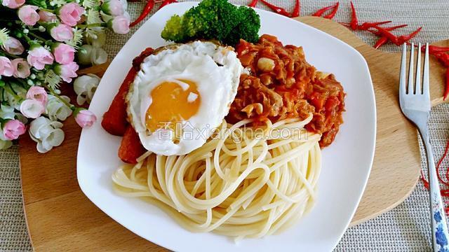 最后装盘就可享用美食了，为了更美观可适量撒少许黑胡椒碎在意面表面，这一步我忘了，有一点小遗憾，但这种意面吃法还是很符合我们大众口味的