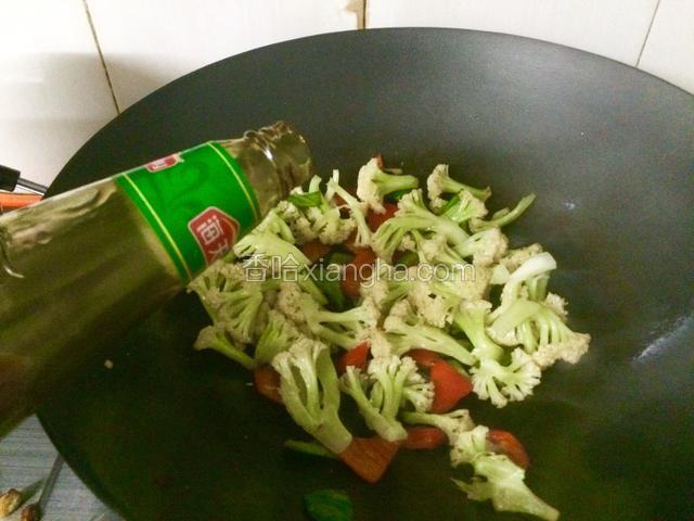 翻炒一分钟后，倒入适量蚝油继续翻炒。