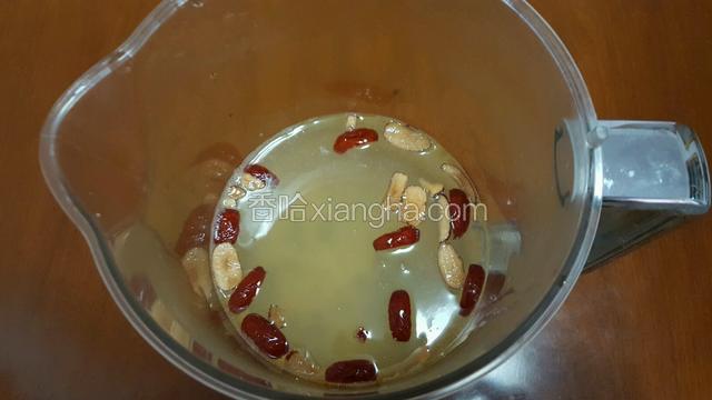 放入豆浆机倒入两碗水