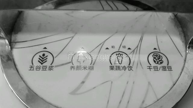 按下迷糊了键就好啦，粥熟了豆浆机会自动停，一款简单营养丰富的小米绿豆红枣粥就好啦！