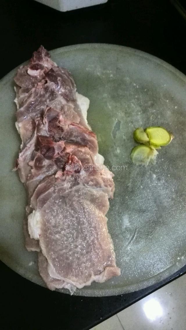 大排洗净沥干水分用刀背拍散以便更容易入味然后逐块撒上淀粉抹匀