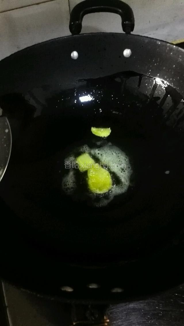 锅烧热入少许油小火爆香姜片