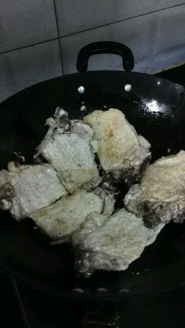 大排入锅小火慢煎至两面略黄