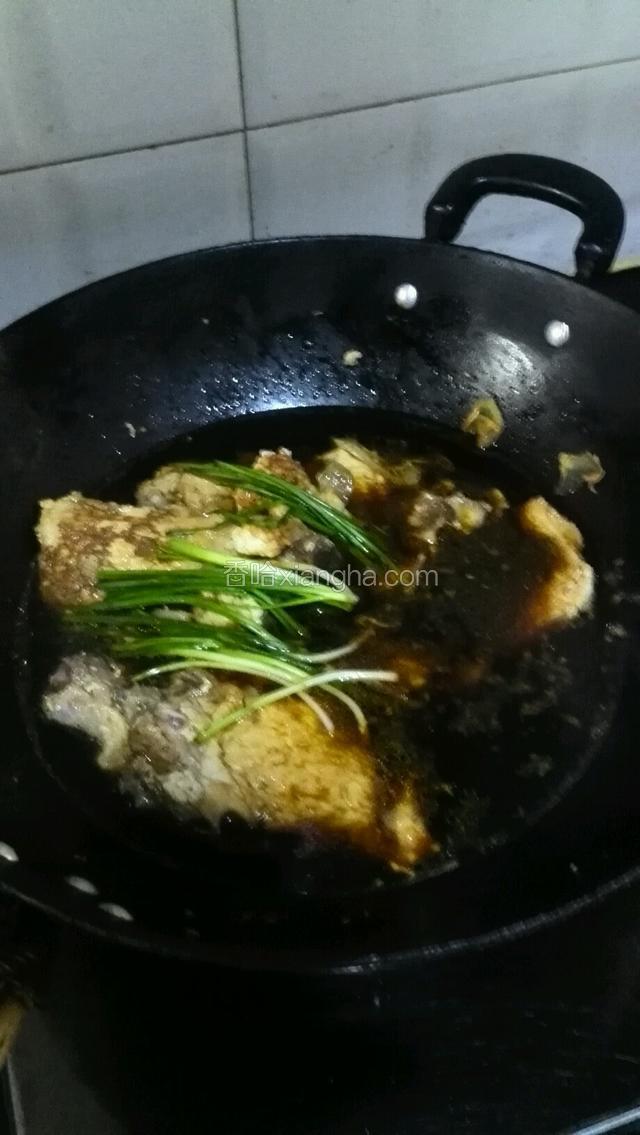 放入备好的葱段冰糖生抽老抽加开水，以没过大排为准，小火慢炖半小时