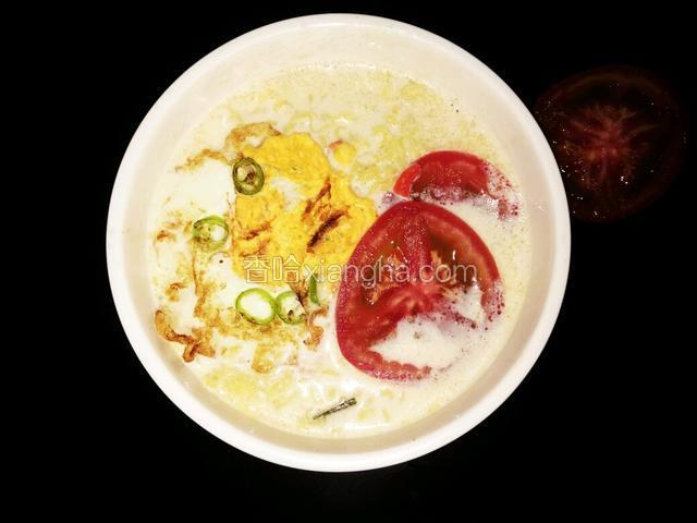 牛奶煮鲜虾鱼板面