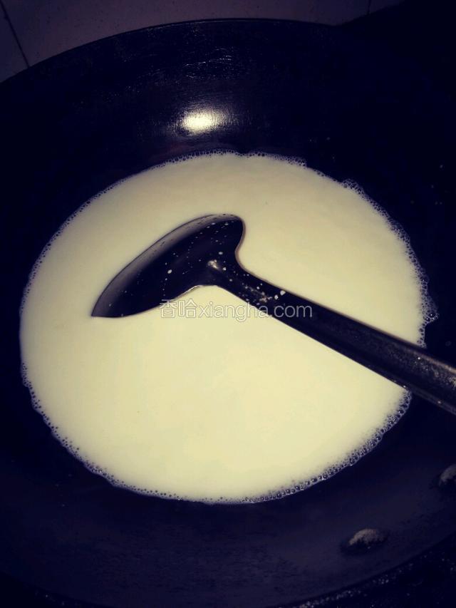 干净锅里注入牛奶