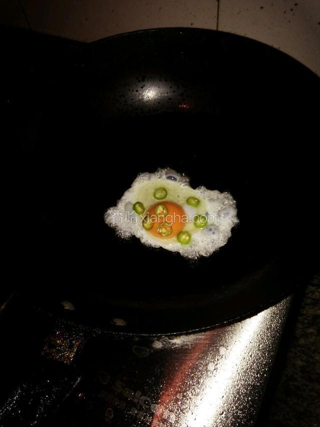 放点油，鸡蛋煎一下，老公为了好看放了尖椒