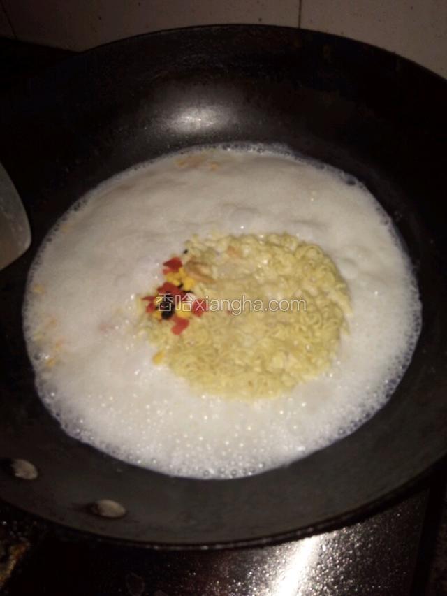 牛奶滚了把泡面和调料都放进去