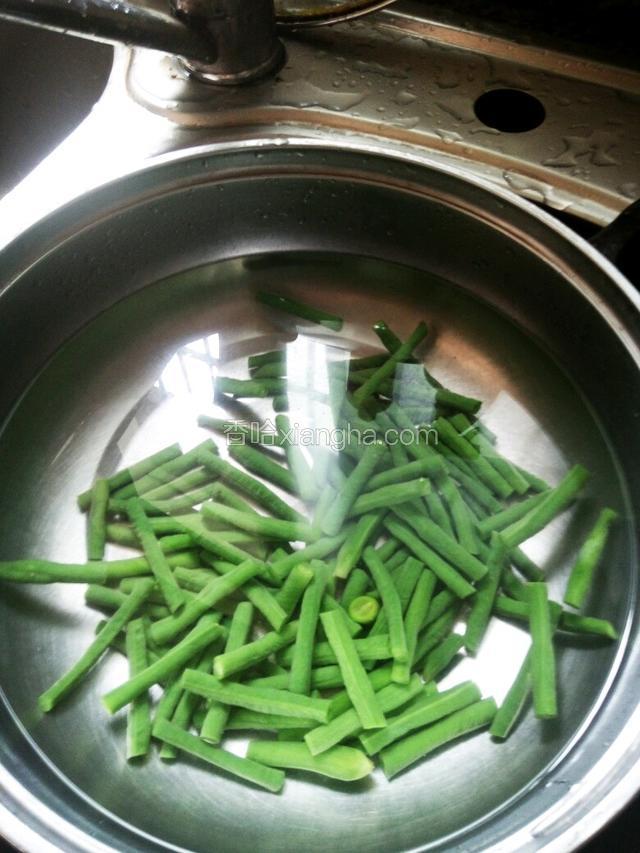 煮好的豆角放冷水里冰一下，吃起来口感会很脆爽