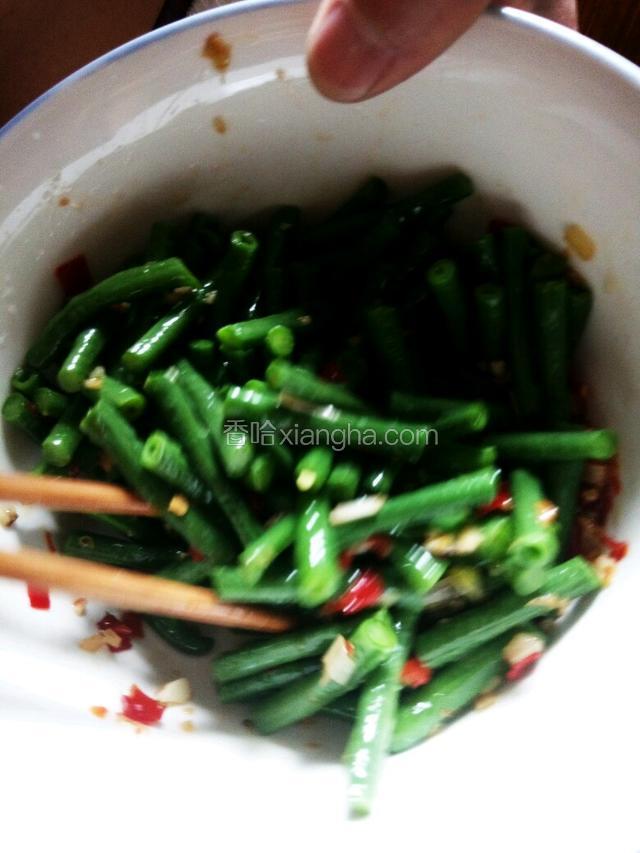 加入盐少许醋和生抽，拌匀后装盘