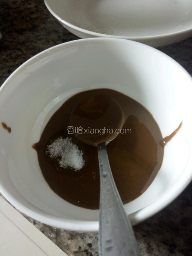 取两勺芝麻酱加入一点点盐，和凉开水一起搅拌成芝麻酱汁（注意芝麻酱汁不要太稀哦，粘稠就好）