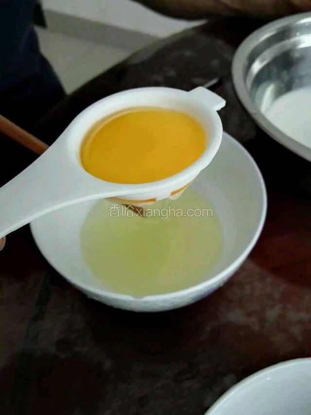 分开蛋白蛋黄，搅拌蛋黄，半个小时
