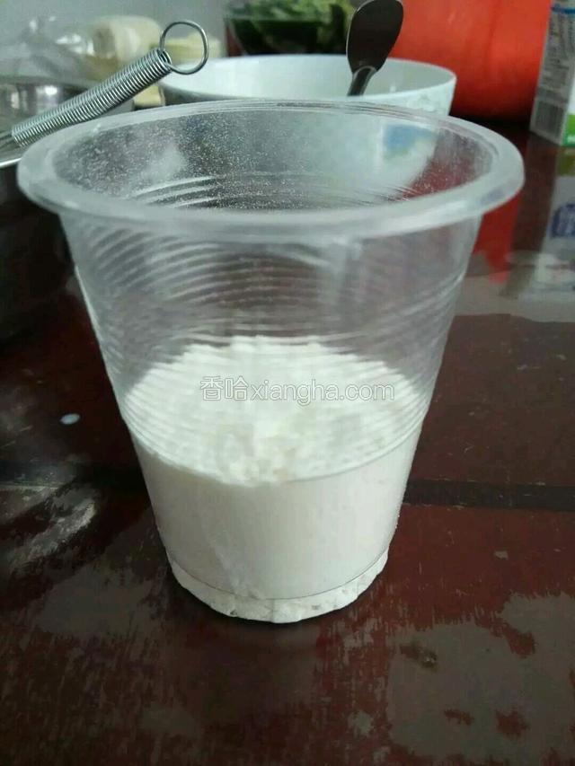 加入低筋面粉，搅拌均匀， 过滤掉颗粒和泡泡