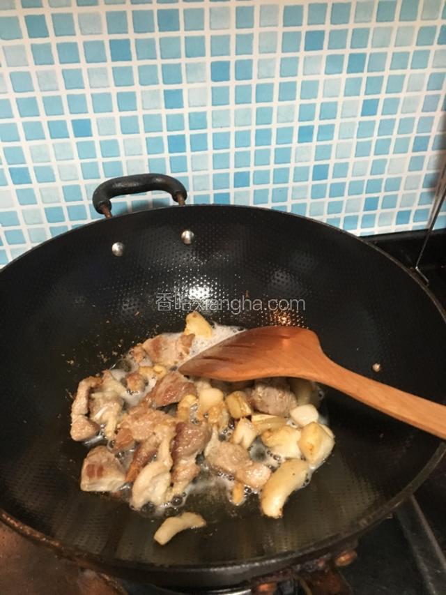 炸出油，焦黄即可