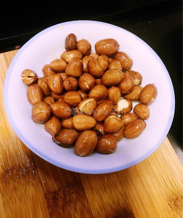 花生米炒至变金黄色噼啪响出锅冷却变得酥脆.(我是不是炒得很不错，颜色很漂亮，哈哈！)