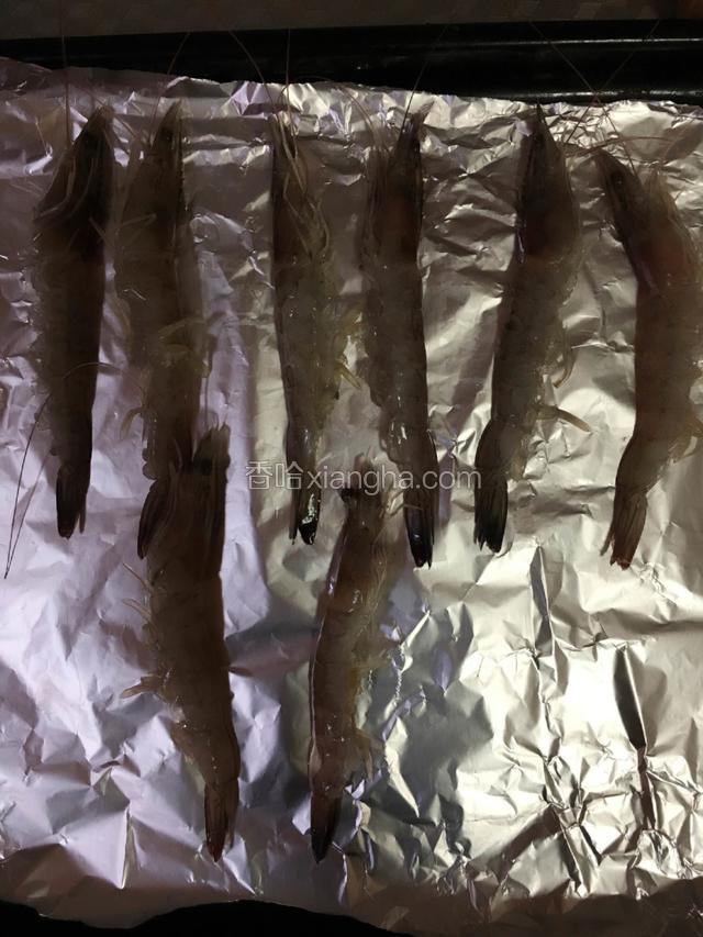 大虾剪开去线 