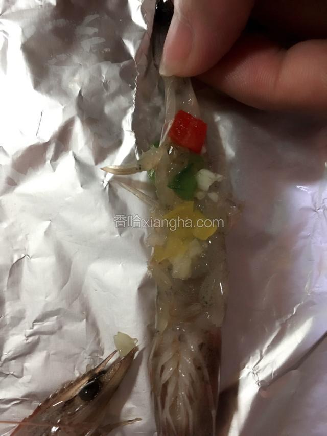 虾肚上撒盐适量 再放入蒜泥 甜椒 黄椒 红椒 芝士