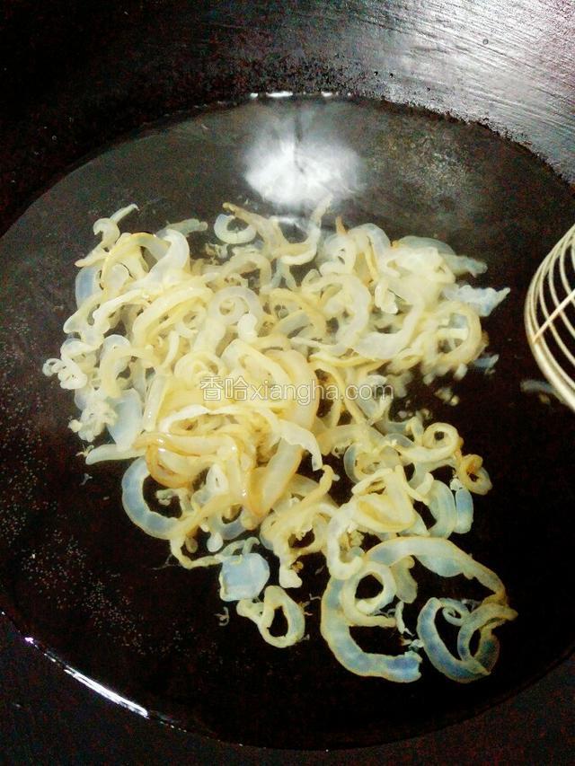把海蜇皮倒入锅内，匀焯开即可。