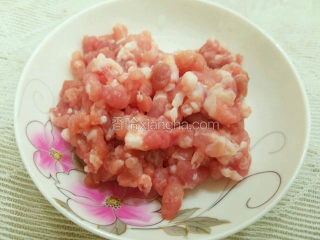 将五花肉剁成肉末备用