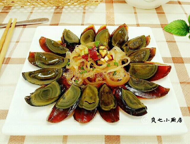 把皮蛋和海蜇皮铺盘，将配料淋上。