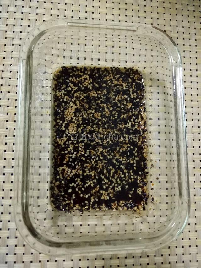 加进调好的酱汁（适量黑白芝麻、芝麻油、酱油、盐、糖、醋混合调配）