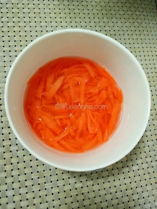 拌上预泡的酸甜胡萝卜丝