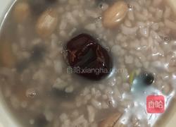 黑豆花生红枣粥的做法图解3
