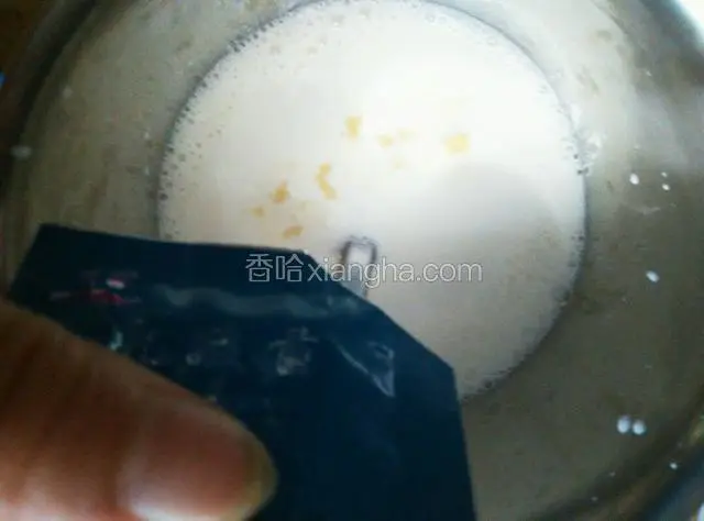 先将两包牛奶倒入酸奶机内胆，再倒入乳酸菌粉，搅拌均匀