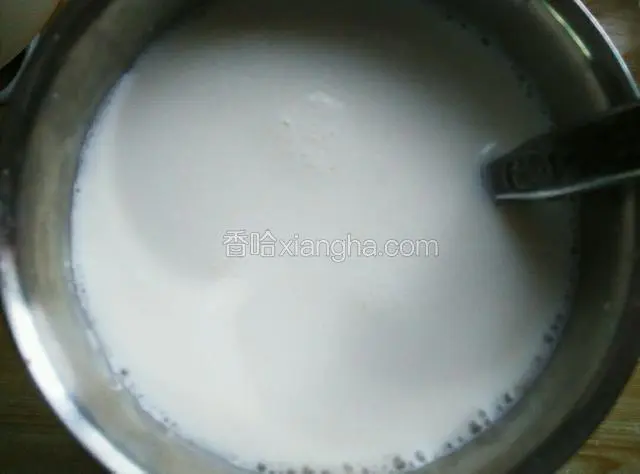 再倒入剩下的两包牛奶，搅匀