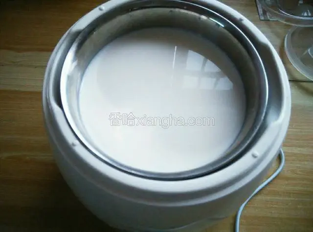 酸奶机中放入适量的水，再放入内胆