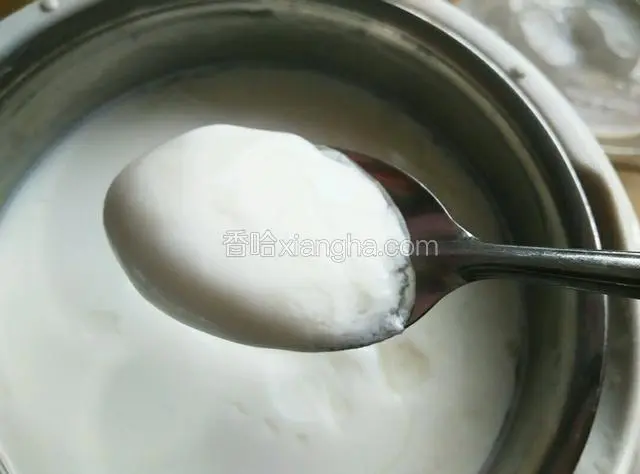 断电后再发酵一小时，嫩嫩滑滑的酸奶就做好了，就可以装瓶了