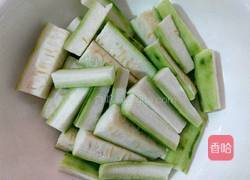 鲮鱼丸丝瓜汤的做法图解2