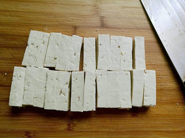 将豆腐切长方形的块。