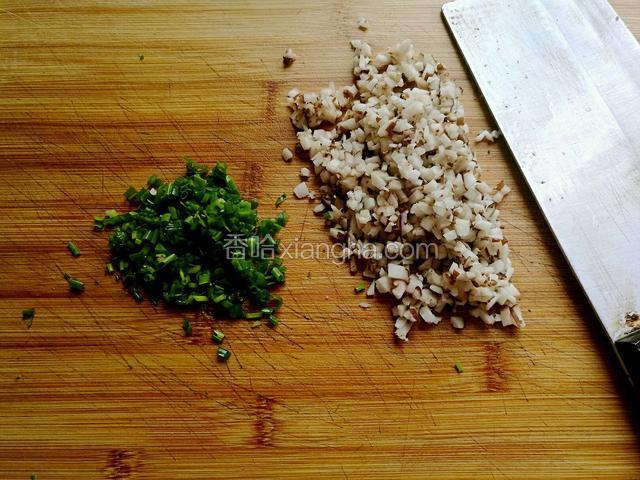 香茹洗净切粒，小葱切沫。