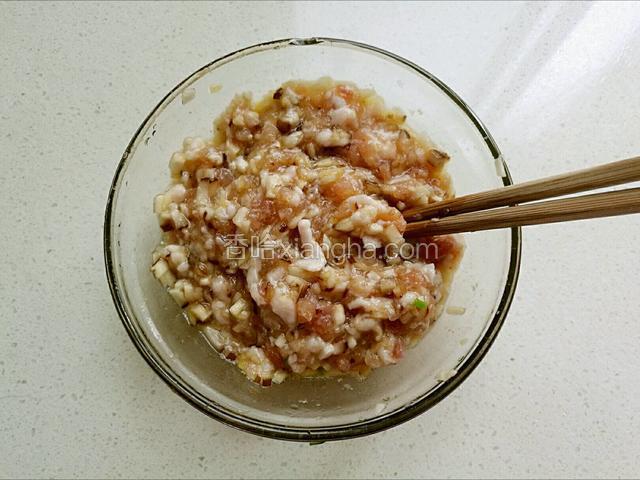 用筷子搅拌均匀备用。