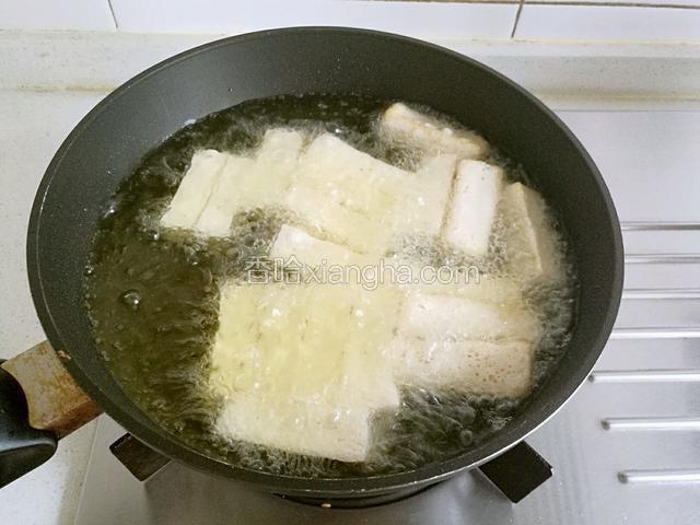 放入豆腐块。