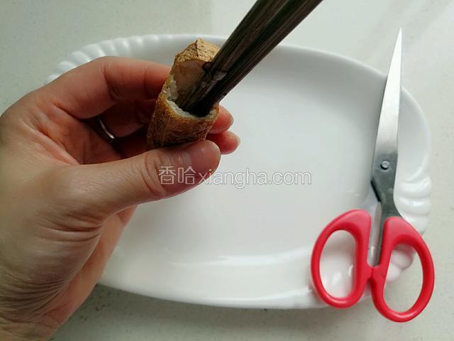 用筷子捅一下小口。
