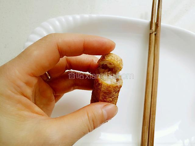 把肉沫从小口处塞入豆腐内，肉尽量塞满点，蒸好后的油豆腐才不会变形，然后合上盖子。
