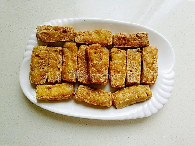塞好后放入盘里。