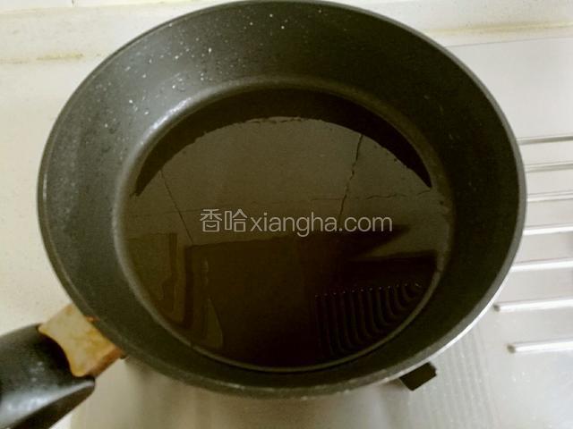 锅中放适量油。