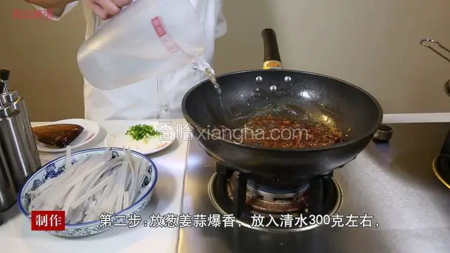 放葱姜蒜爆香，放入清水300g，加盐、味精、鸡粉、白糖、胡椒粉，放入粉条改中火炖3分钟。