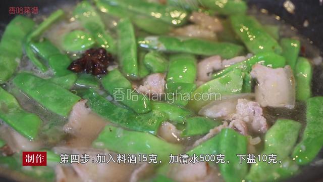 加入料酒15克，清水500克，盐10克，生抽10克，蚝油15克，老抽10克，白糖10克，鸡粉10克，大火烧开。