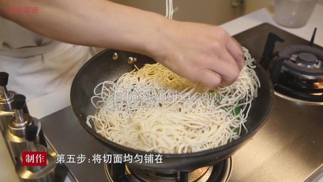 将面条均匀的铺在豆角上面，转中火焖15分钟。