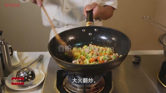 放入胡萝卜、芹菜丁、土豆丁和肉丁，大火翻炒。