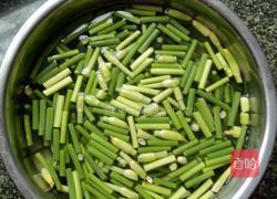 羊肉炒蒜薹的做法图解2