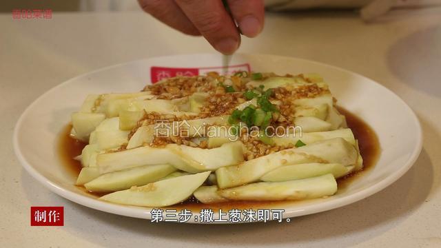 撒上葱末即可。