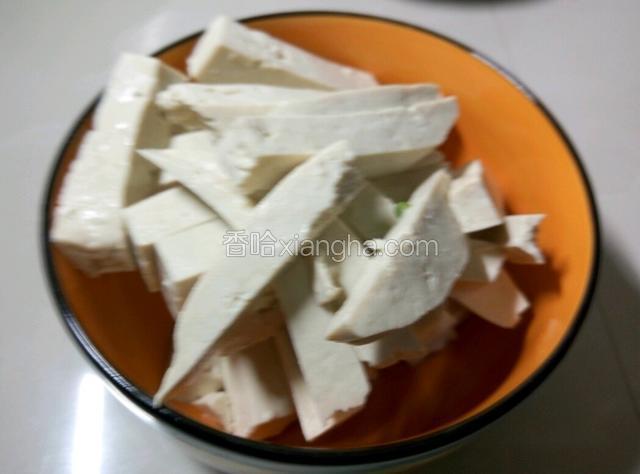 豆腐切成条备用，