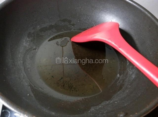 接着热锅，倒油，